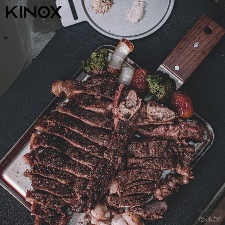 韓國KINOX • 不鏽鋼野營砧板 CB Plate (把手部份是溫潤的胡桃木，很實用的一塊板啊)