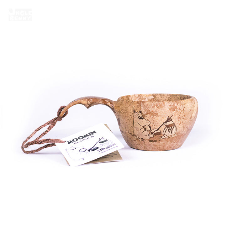 a pair of shoes sitting on top of a table