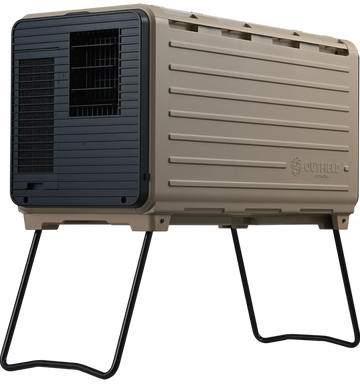 日本 CORONA Breeze Box 露營用冷氣產品圖，機身採箱型設計並搭配可折疊腳架，可讓冷氣離開地面放置，適合戶外露營、車宿與小空間降溫使用。