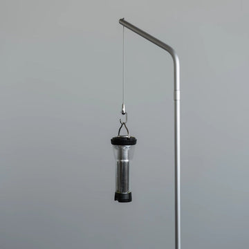 TaG Light pole 極簡銀色燈柱懸掛小型露營燈的正方形產品照