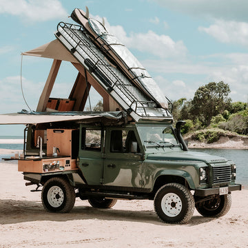 經典 Land Rover Defender 110 展開 Headspace 升降車頂在湖畔露營
