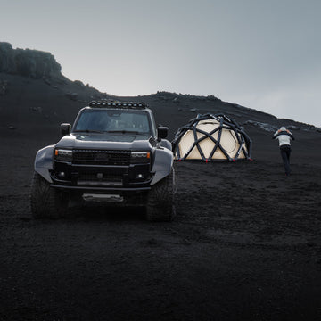 HEIMPLANET MAVERICKS Dune 沙色大型充氣帳搭設在黑色荒野