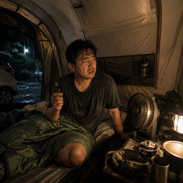 台灣夏天露營半夜熱醒，露營者準備躲進車上吹冷氣的真實情境