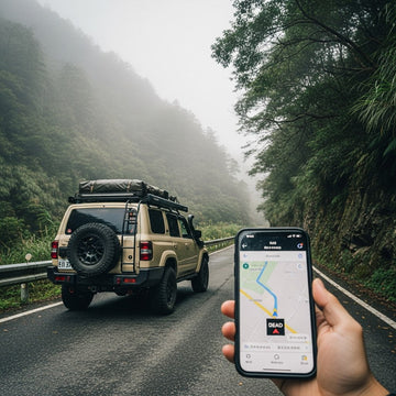 露營途中依照 Google Map 導航開進狹窄山路，駕駛在車內確認路線並露出困惑表情