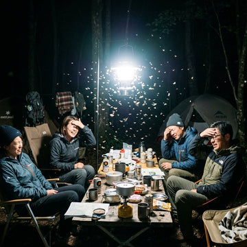 露營燈過亮照亮整個營地的夜間情境