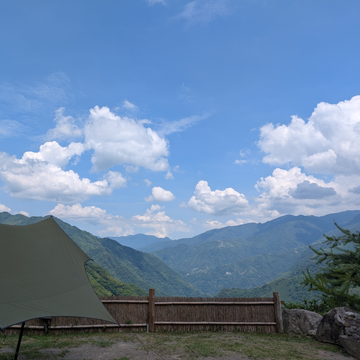 遇見嵨繞露營區270度山景視野與新竹尖石群山風景