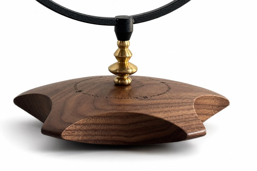 BLACK Design 目曜 Mokuyō 胡桃木底座與金屬接點細節