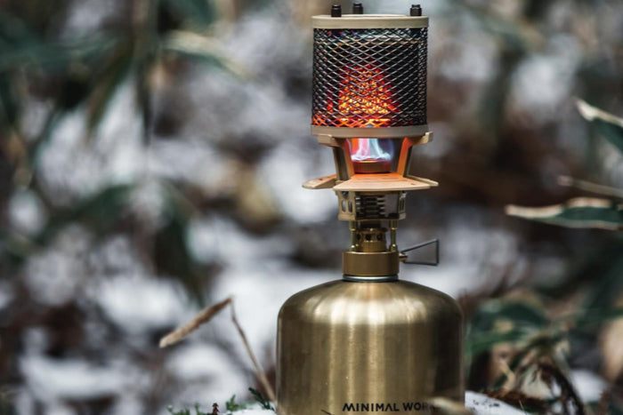 Minimal Works Etna Heater 在戶外雪地使用,示意戶外專用瓦斯暖爐應保持開放通風
