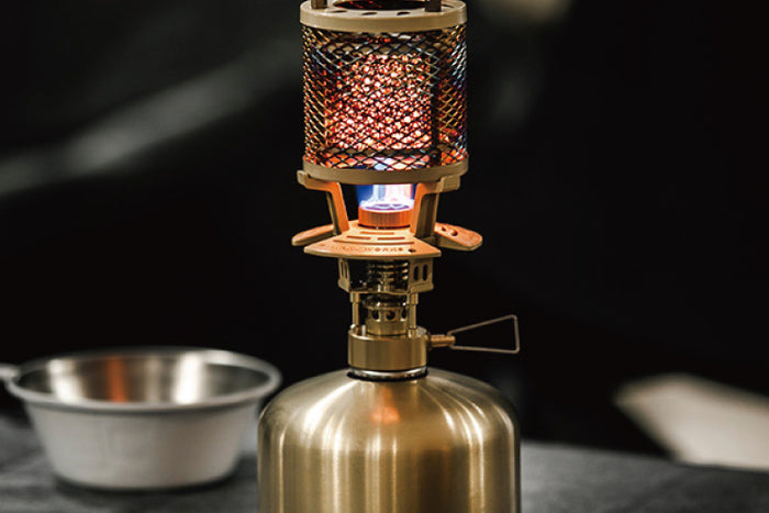 Etna Heater 在戶外石面上的夜間使用情境,周圍保留操作空間
